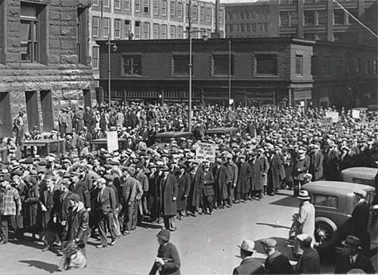 1934: Auswirkungen der Weltwirtschaftskrise in Minneapolis/Minnesota. Arbeitslose ziehen zum Rathaus, um die Wiedereinstellung von entlassenen Mitarbeitern der öffentlichen Verwaltung zu fordern.