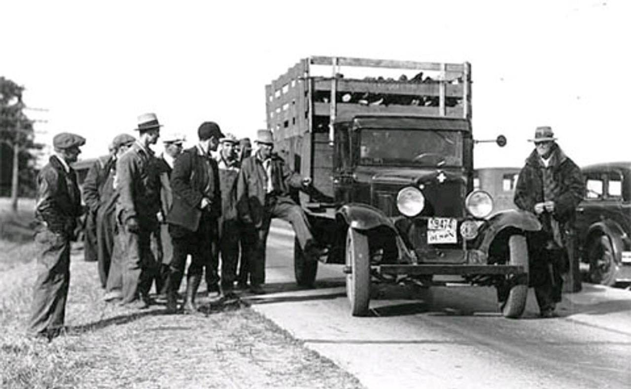National Farm Holiday Strike 1932; Farmer bewachen eine Zugangsstraße zu den Zwillingsstädten Minneapolis und St Paul, um den Transport landwirtschaftlicher Produkte zu verhindern