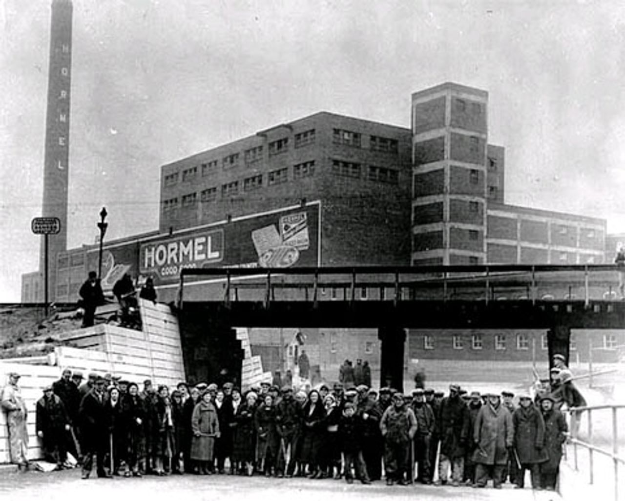 Streikende 1933 vor dem Verpackungsbetrieb Hormel.