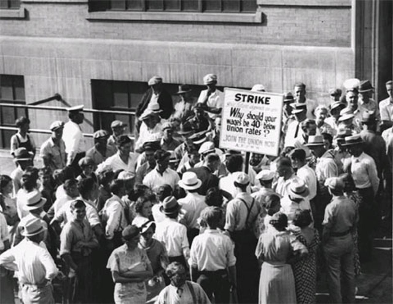 1935: Streikposten und streikende Arbeiter in Minneapolis vor der Strutwear Knitting Company.