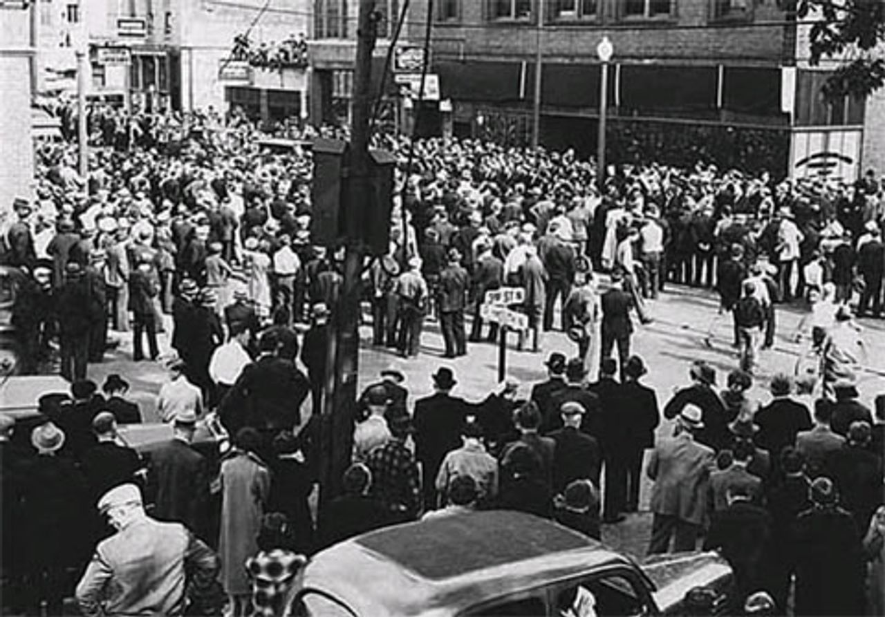 Um 1936: Eine Menschenmenge drängt sich vor dem Gebäude an der Dritten Straße Nord/Ecke Plymouth Nord, in dem eine Versammlung von Local 544 stattfindet.