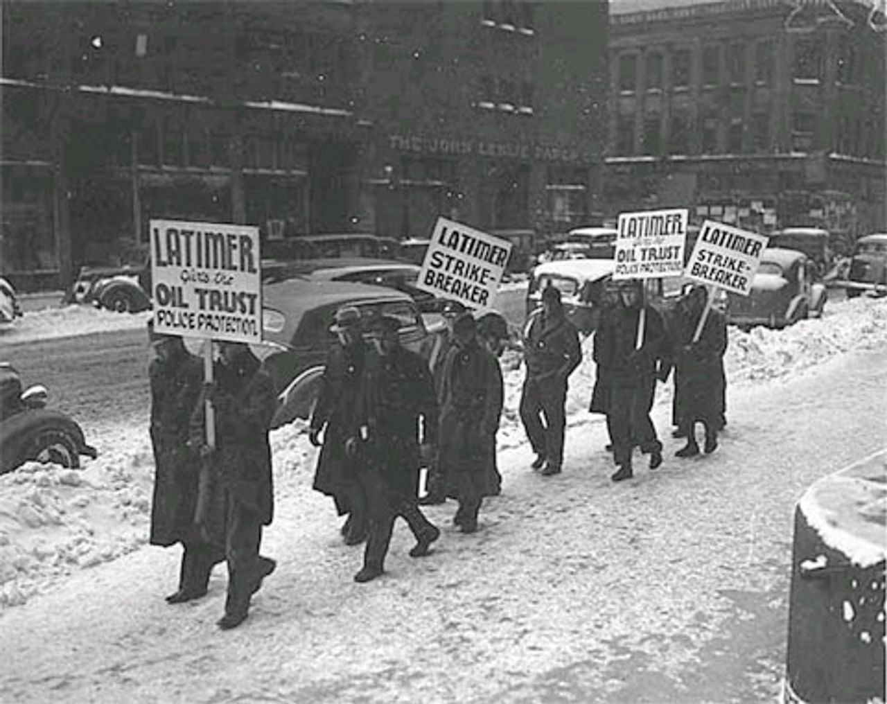 1937: Streikposten protestieren vor der Stadthalle in Minneapolis gegen den FLP-Bürgermeister Thomas E. Latimer