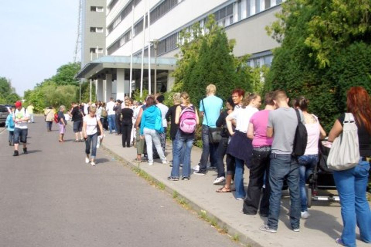 Vor dem Jobcenter in Marzahn/Hellersdorf