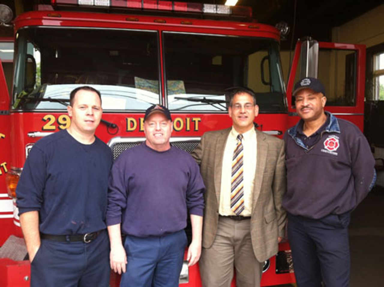 Jerry White mit Feuerwehrmännern in Detroit