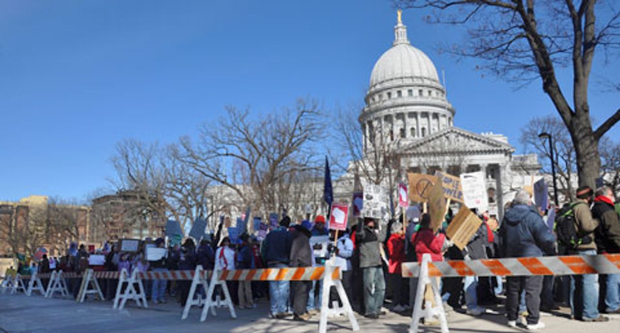 Demonstranten protestieren vor dem Kapitol in Madison