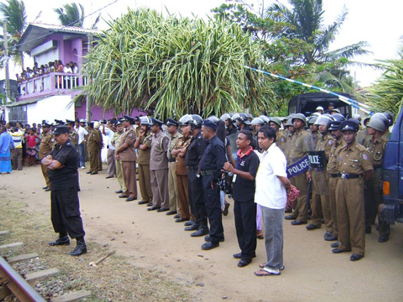 Riot squad protects Angulana police station