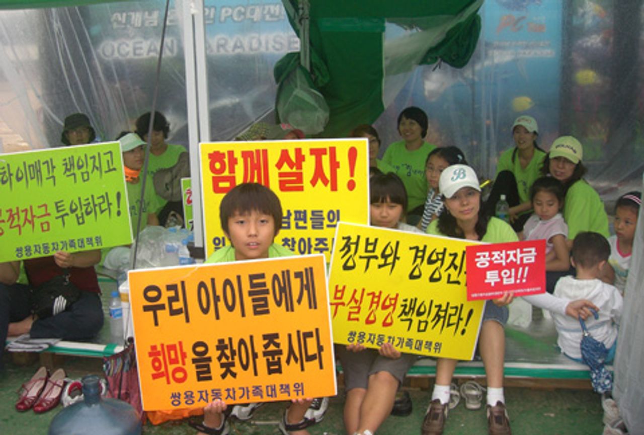 A group of Ssangyong occupation supporters