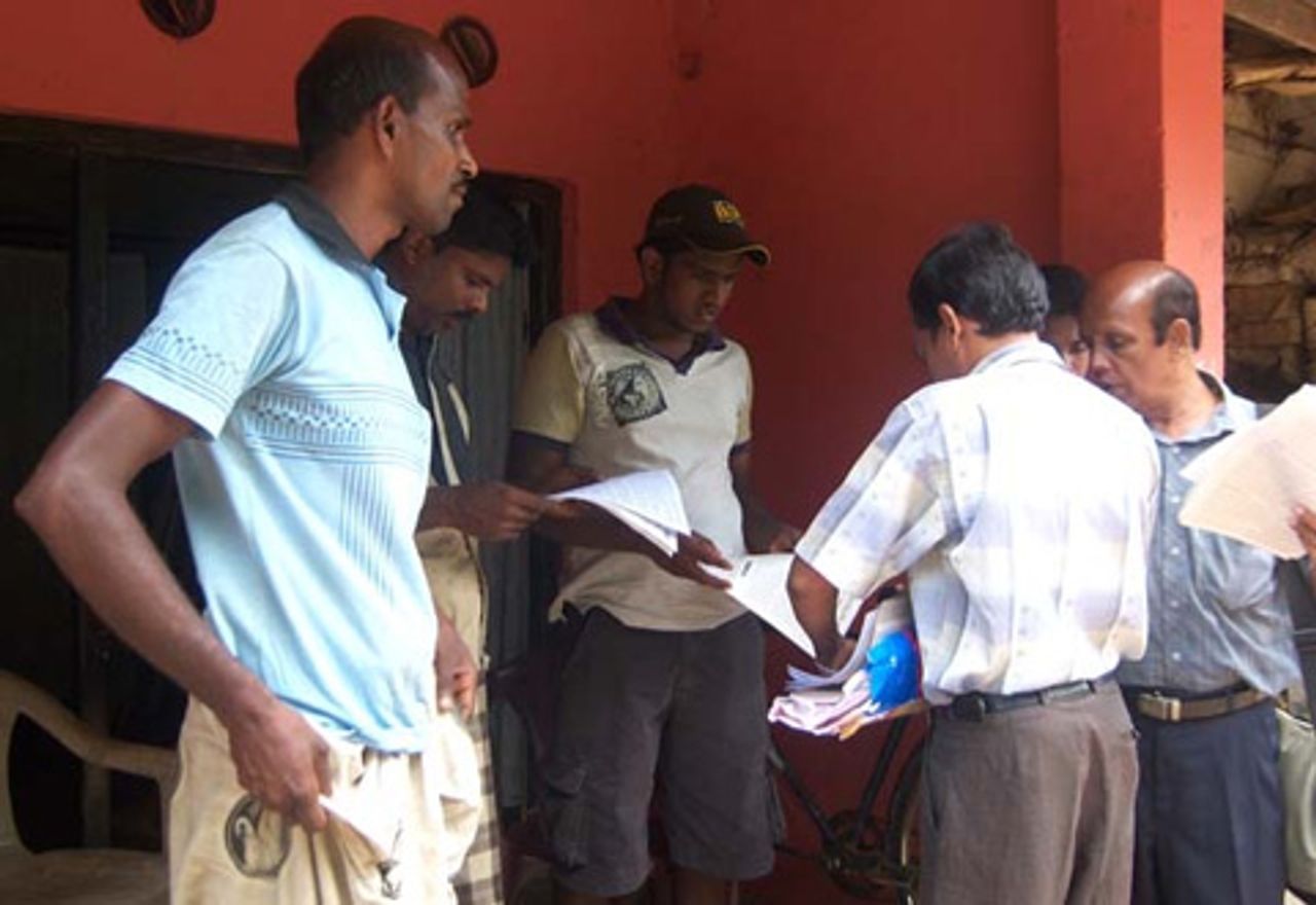 SEP team distribute leaflets to estate workers