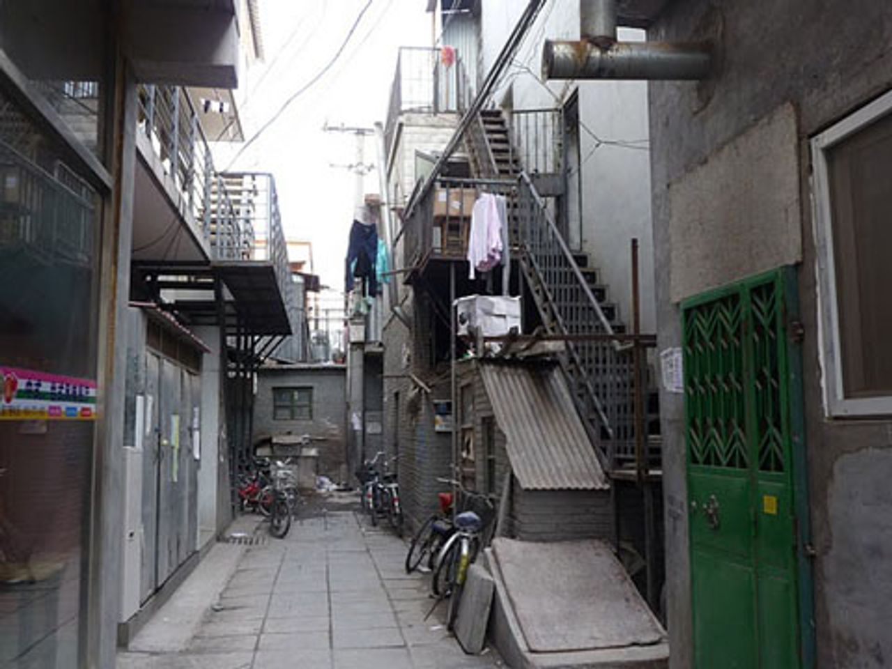 Narrow alleyway (Haidian)