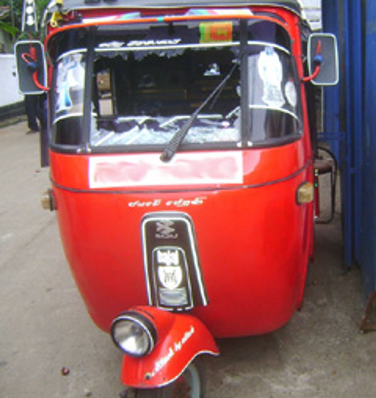 Three-wheeler with smashed windscreen