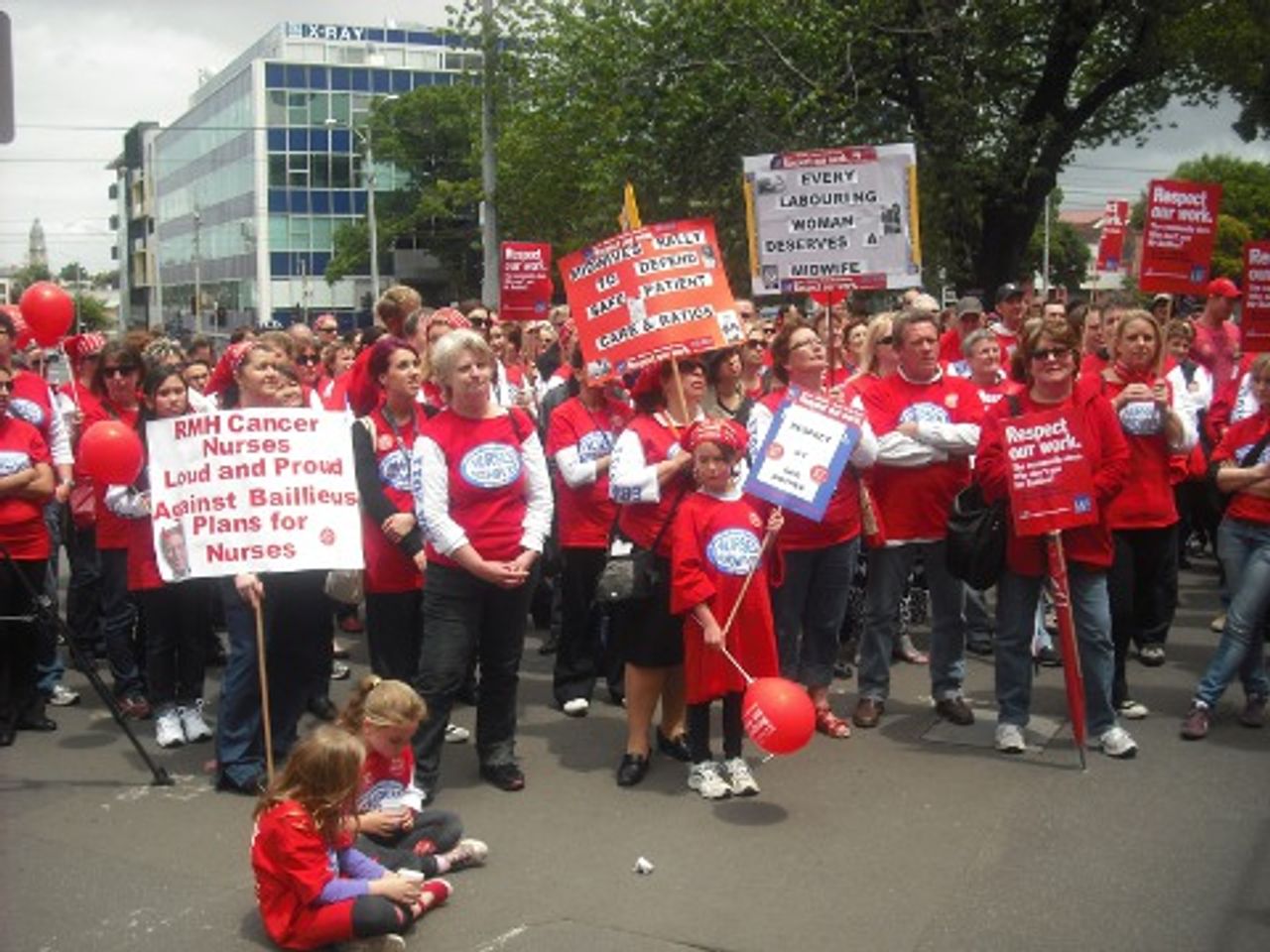 Nurses rally outside Royal Melbourne Hospital