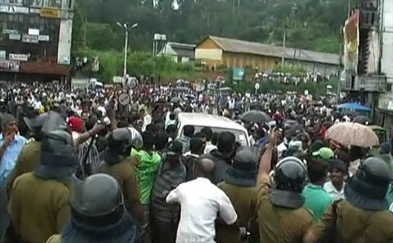 Police attack protesting farmers in Bandarawela
