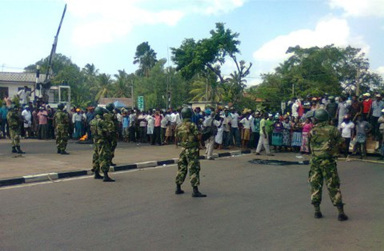Military blocking the protesting fishermen on the Colombo-Chilaw highway